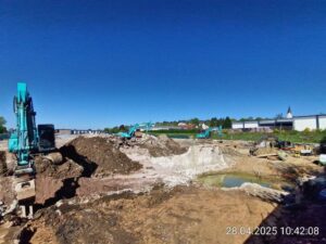 Baustelle von Ecosoil mit Bagger, der Grube gräbt