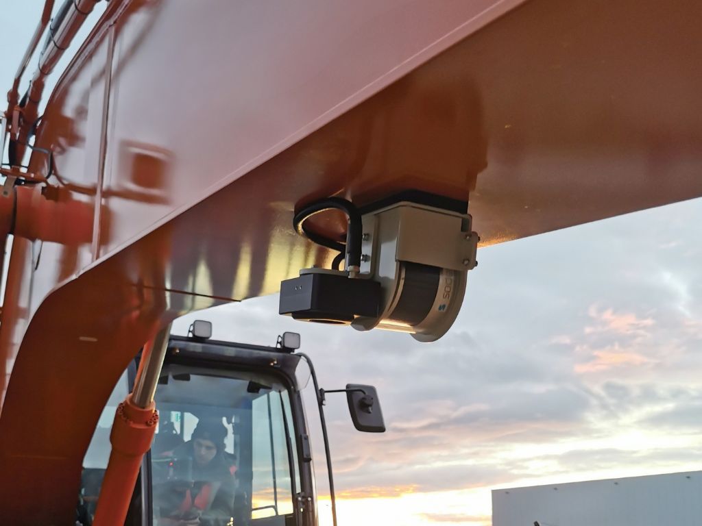 4DVision-Sensor zur Maschinensteuerung unter Baggerarm bei Sonnenuntergang montiert