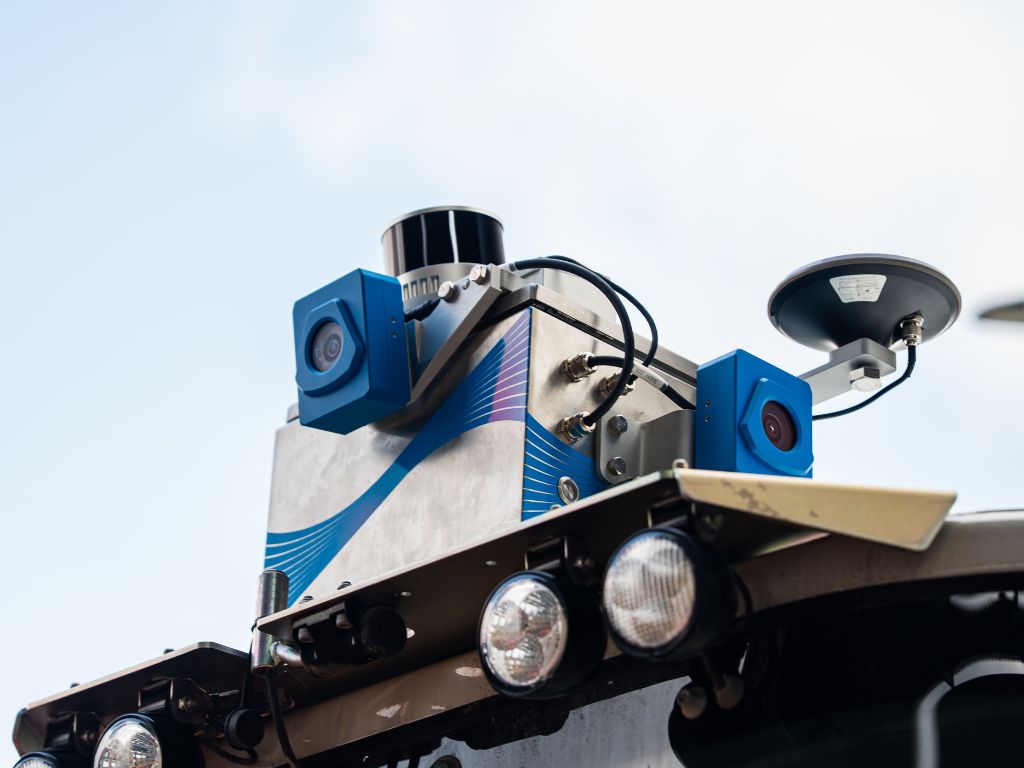 Kompaktes Mobile Mapping System mit LiDAR, Kameras und GNSS-Antenne auf Fahrzeug montiert