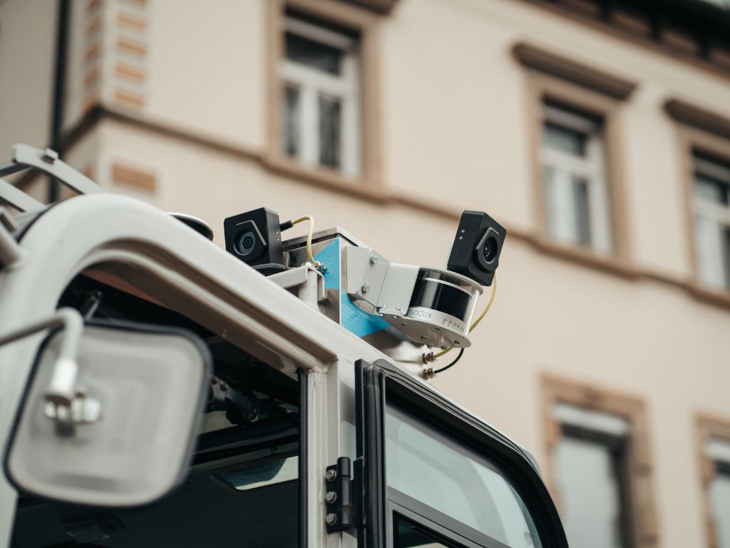 Mobile Mapping System mit Kameras und LiDAR-Sensor auf Fahrzeugdach in urbaner Umgebung