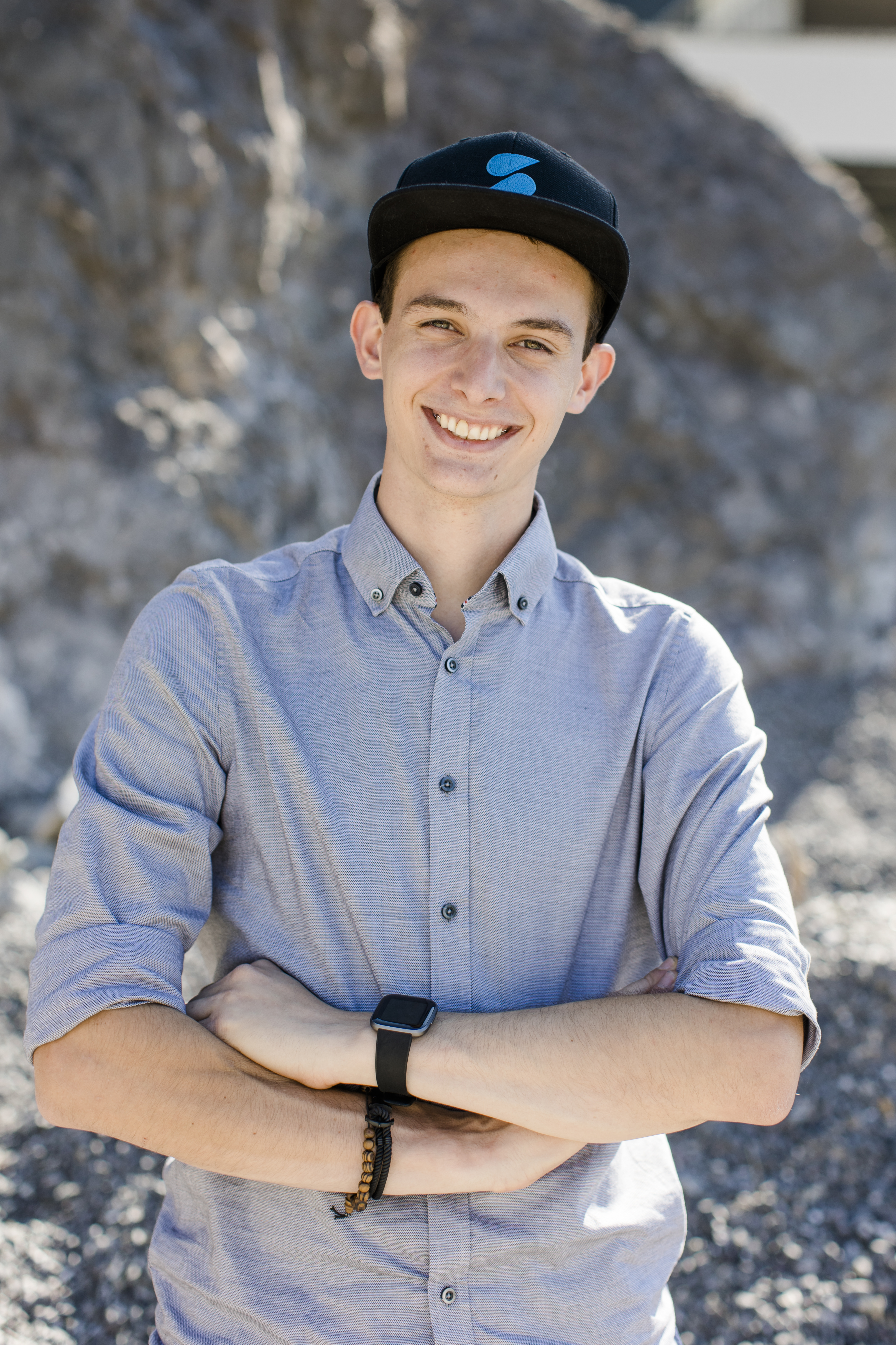 Teammitglied Ralf von Sodex mit Cap posiert lächelnd und verschränkt die Arme