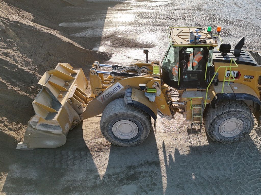 Radlader von CEMEX bewegt Zuschlagstoffe auf Baustelle im Tagebau