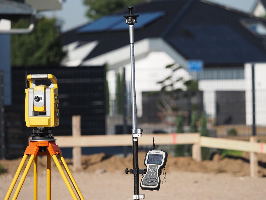 Vermessungsgerät und GNSS-Antenne mit Controller für präzise Geländeerfassung